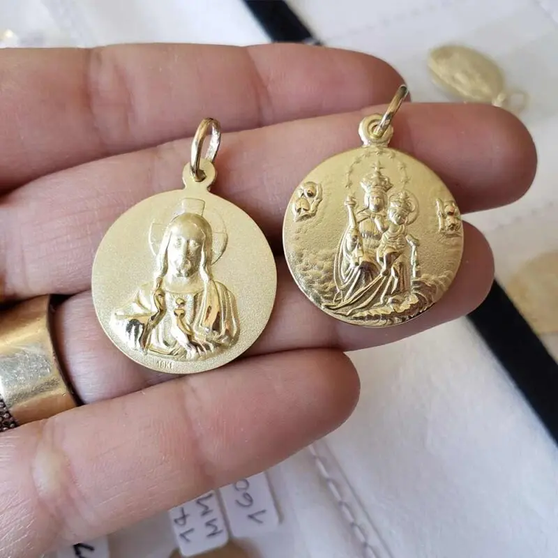 Medalla escapulario de oro amarillo 18k doble cara Sagrado Corazón y Virgen del Carmen