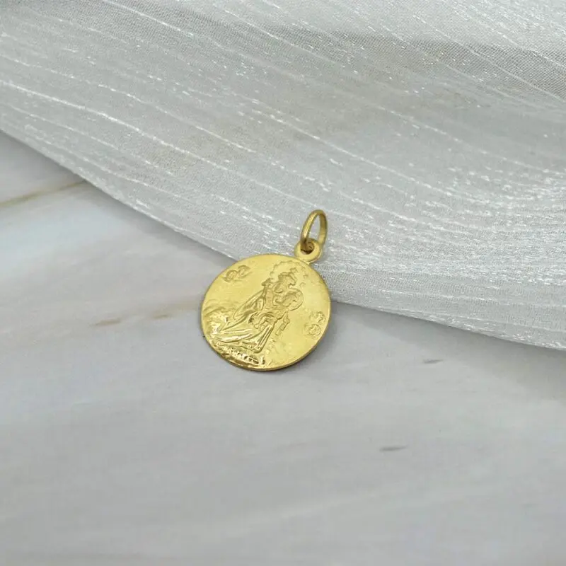 Medalla Virgen del Carmen en oro 18k estilo escapulario, ideal para bautizo