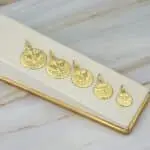 Medalla Espiritu Santo de oro amarillo 18k. Modelo disponible en diferentes tamaños.