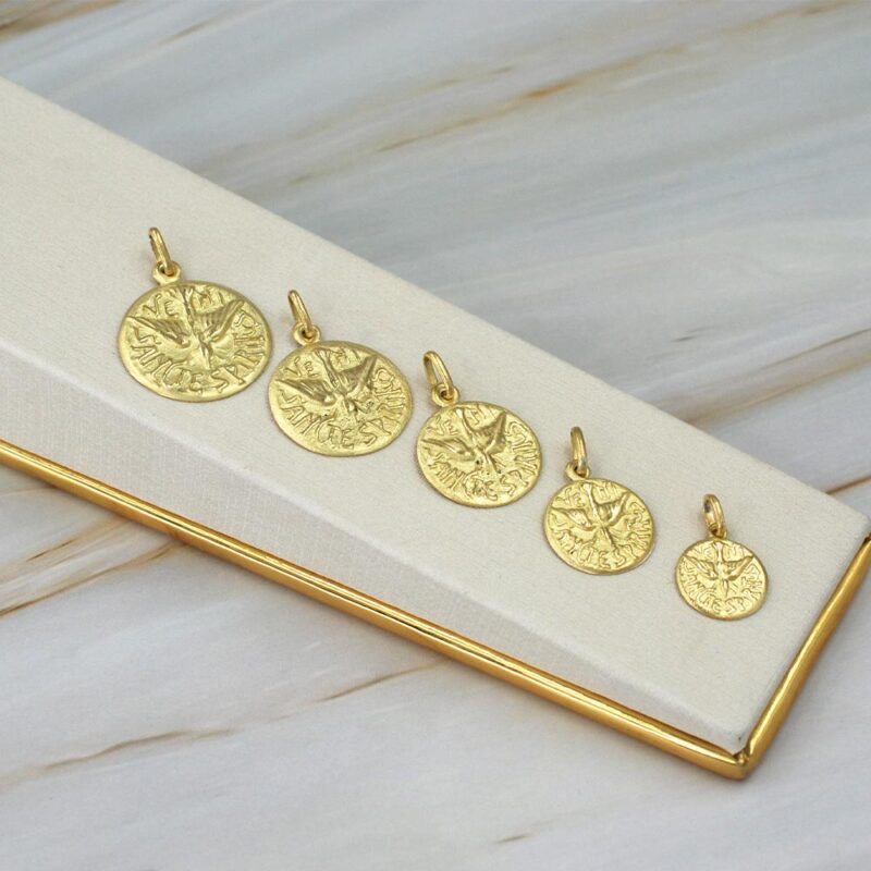 Medalla Espiritu Santo de oro amarillo 18k. Modelo disponible en diferentes tamaños.