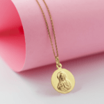 Descubre el significado detrás de la Medalla Escapulario: El amuleto de protección de la Virgen del Carmen