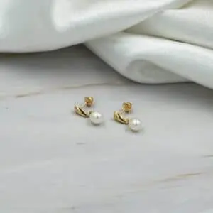 Aro de oro amarillo 18k con perla natural. Un modelo feminino y atemporal.