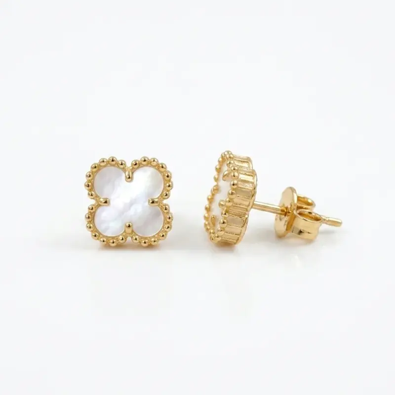 Aro Trébol de oro amarillo 18k con madreperla natural.