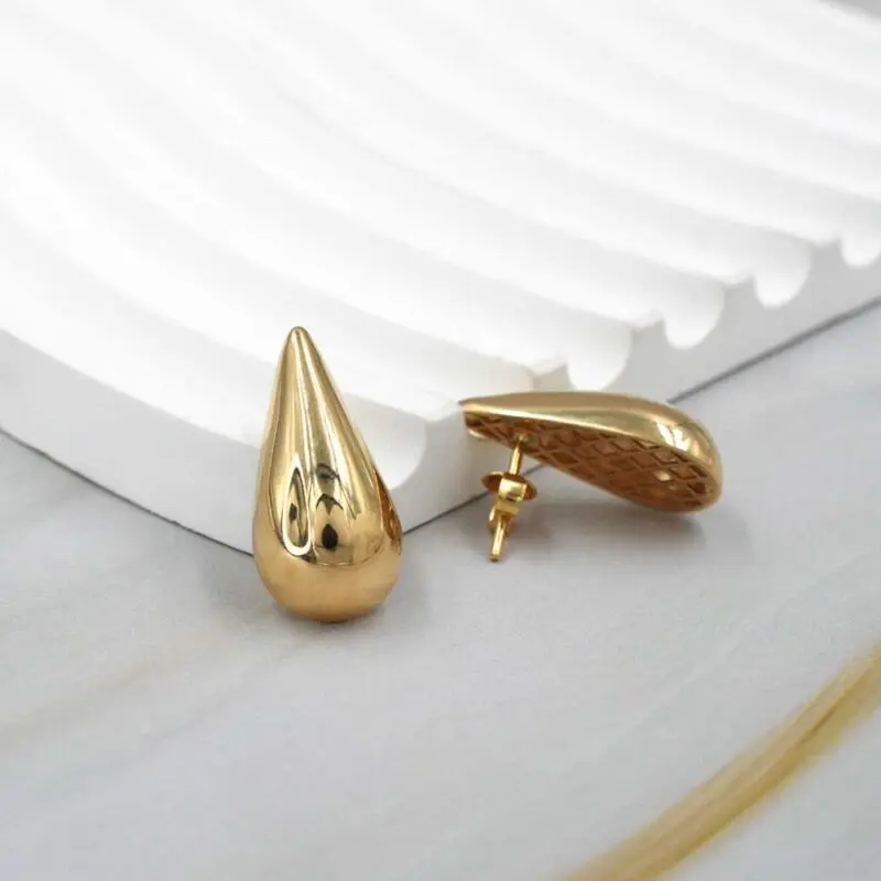 Aros dorados 18K – estilo sofisticado Ella Joyas