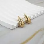 Aros de lujo en oro amarillo 18 quilates – diseño atemporal