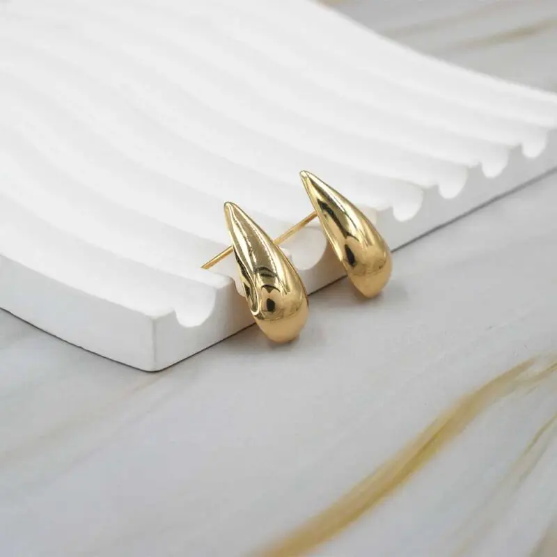 Aros de lujo en oro amarillo 18 quilates – diseño atemporal