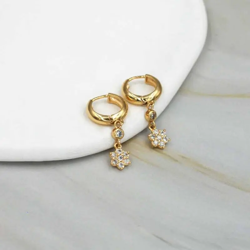 AR_ARGOLLAFLORCOL Aros dorados 18 quilates – alta joyería chilena Ella Joyas