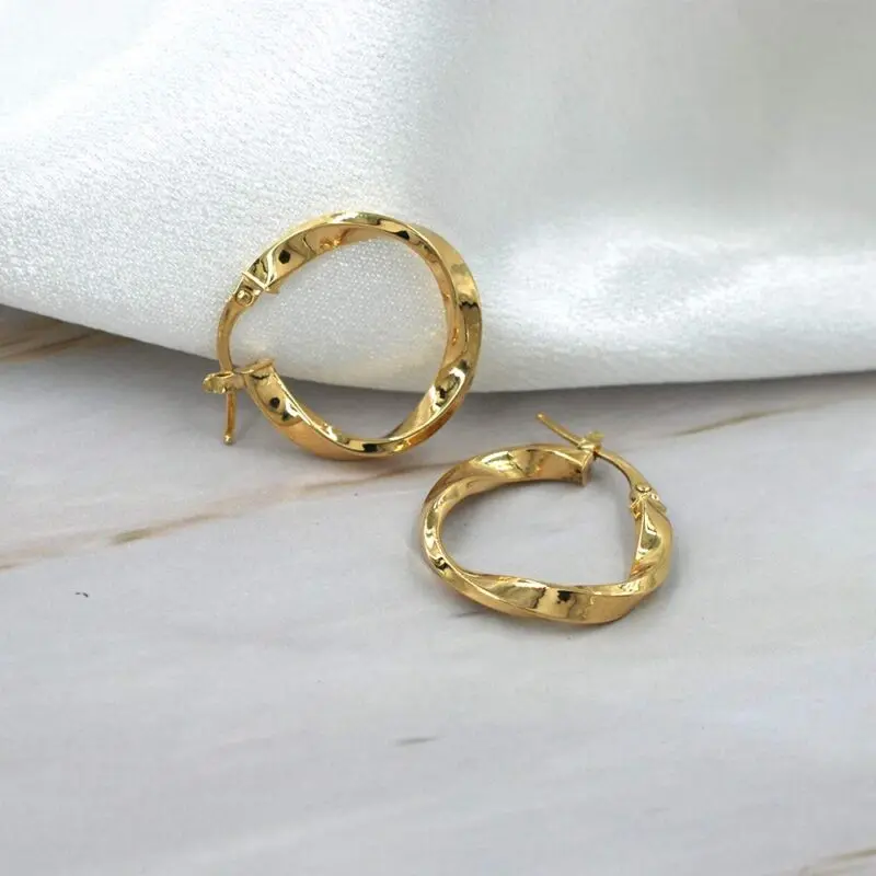 Aros lisos de oro amarillo 18K – estilo sofisticado