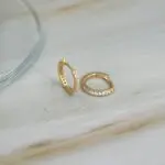 Aros delicados de oro amarillo – joyas perfectas para regalo