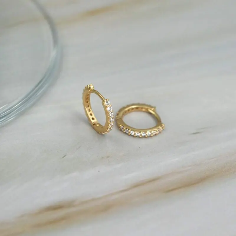 Aros delicados de oro amarillo – joyas perfectas para regalo