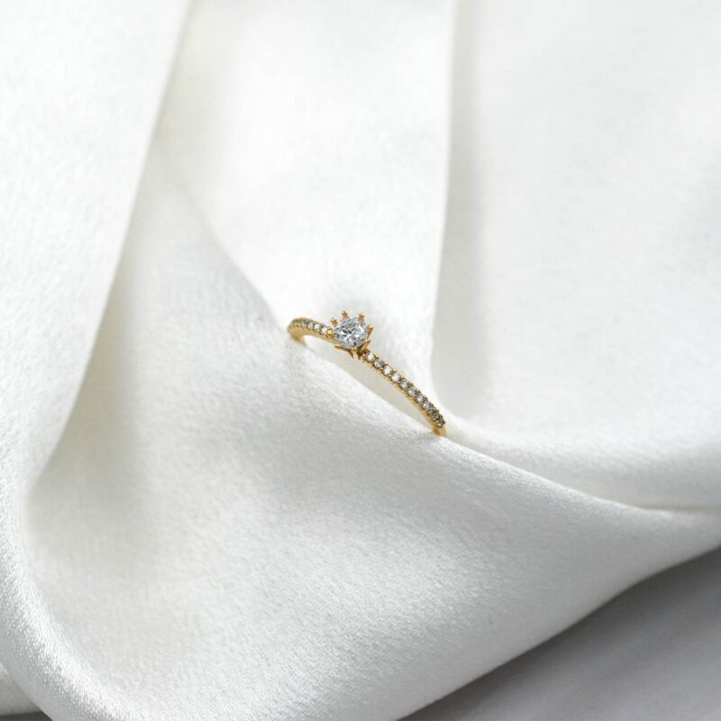 Anillo solitario de oro amarillo 18k con circones brillantes