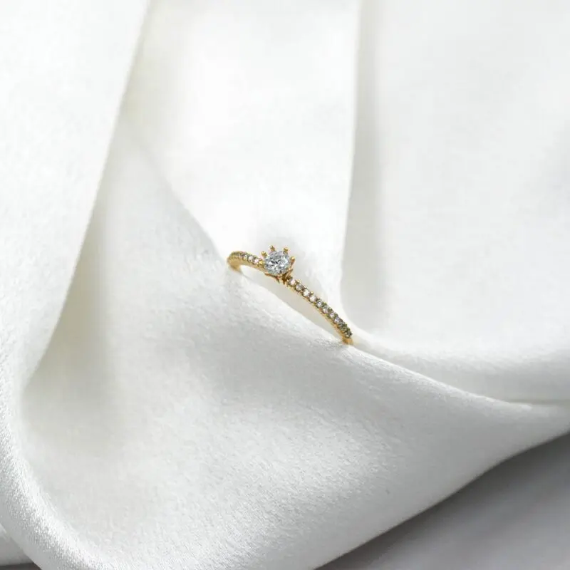 Anillo solitario de oro amarillo 18k con circones brillantes