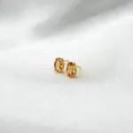 Aros de oro 18k con piedra citrino natural, joyería fina y luminosa.