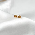 Aros de citrino oro 18k que aportan brillo cálido y energía positiva.
