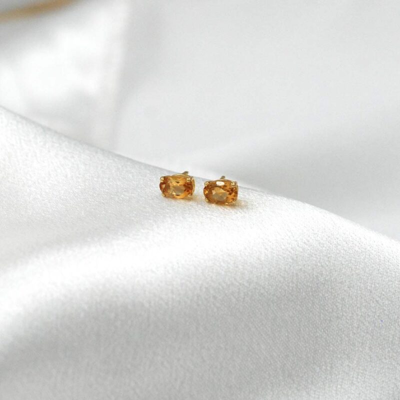 Aros de citrino oro 18k que aportan brillo cálido y energía positiva.