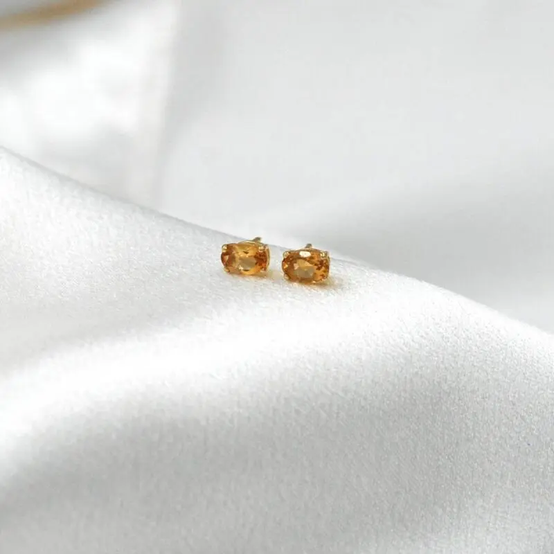 Aros de citrino oro 18k que aportan brillo cálido y energía positiva.