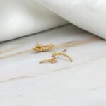 Earcuff minimalista de oro 18k con bolitas, ideal para combinar y usar a diario.