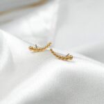 Earcuff de oro 18k con diseño de bolitas, una joya moderna y super tendencia.