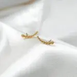 Earcuff de oro 18k con diseño de bolitas, una joya moderna y super tendencia.