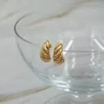 Aros argolla oro 18k con textura trenzada, look minimalista y premium