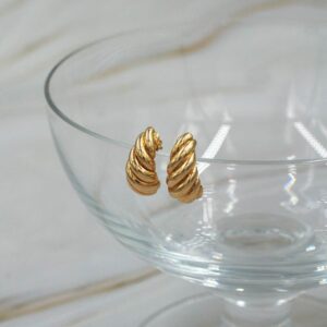 Aros argolla oro 18k con textura trenzada, look minimalista y premium