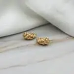 Detalle de aros de oro amarillo 18k macizo con broche a presión