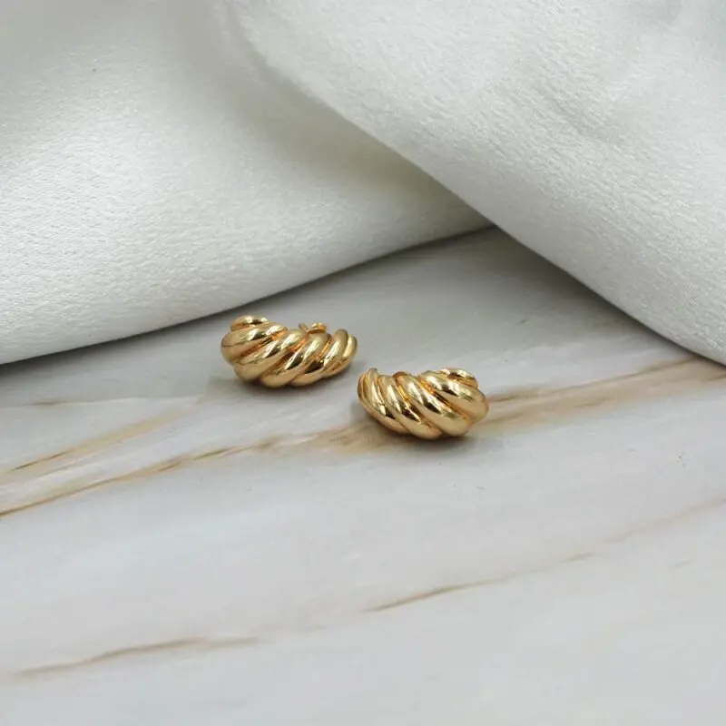 Detalle de aros de oro amarillo 18k macizo con broche a presión