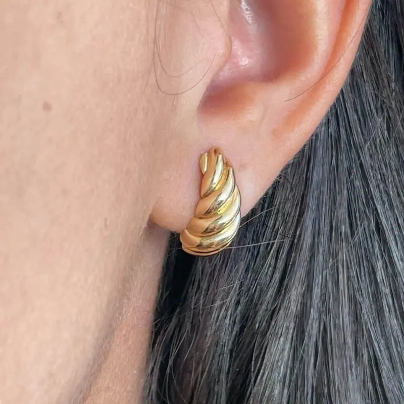 Par de aros de oro amarillo 18k estilo argolla clásica, perfecto para regalo.