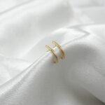 Aros minimalistas de oro amarillo 18k con circón brillante – Ella Joyas