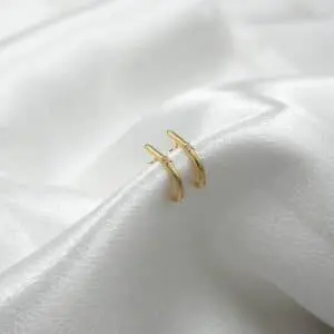 Aros minimalistas de oro amarillo 18k con circón brillante – Ella Joyas