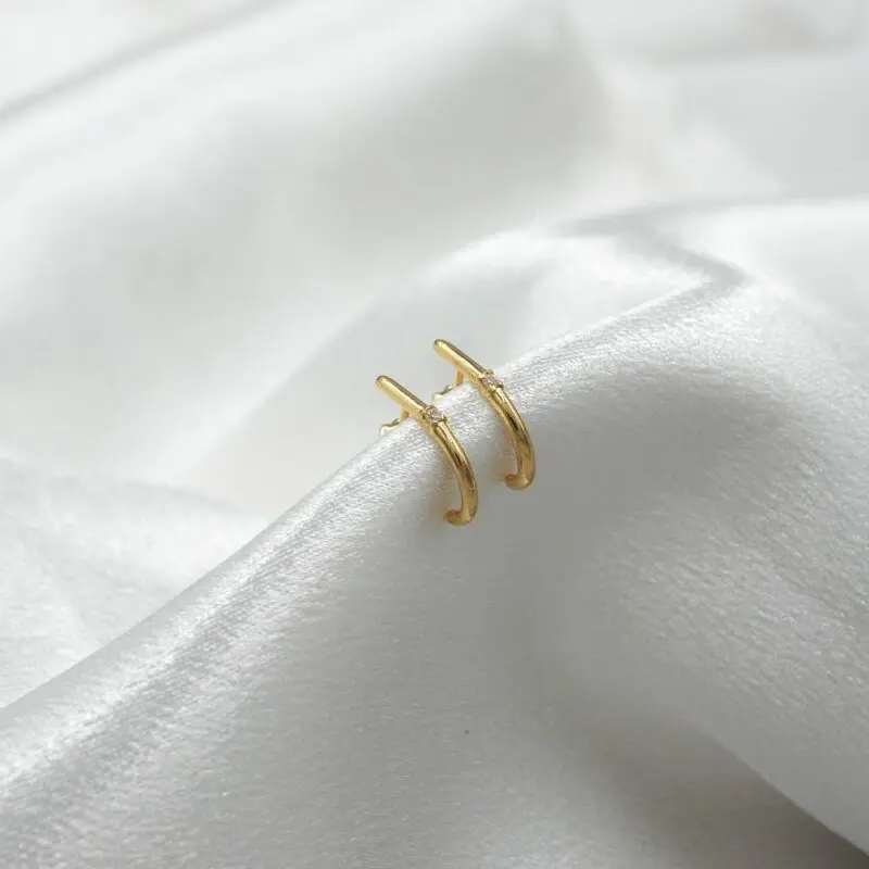 Aros minimalistas de oro amarillo 18k con circón brillante – Ella Joyas