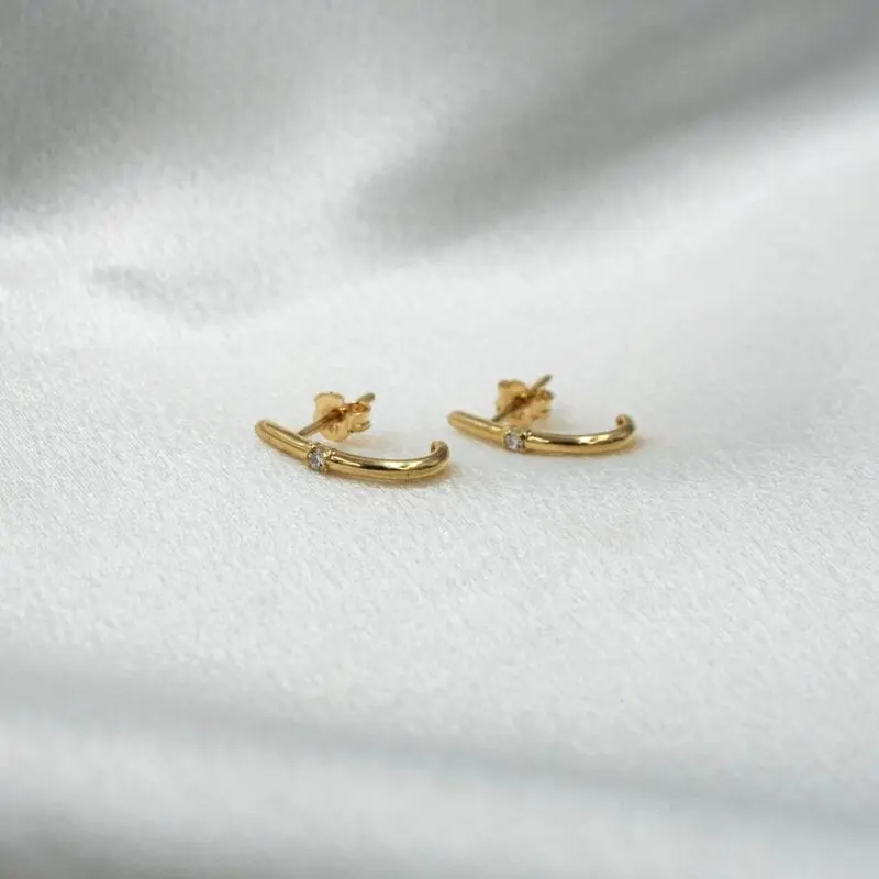 Aros pequeños de oro 18k con circón, estilo delicado para uso diario