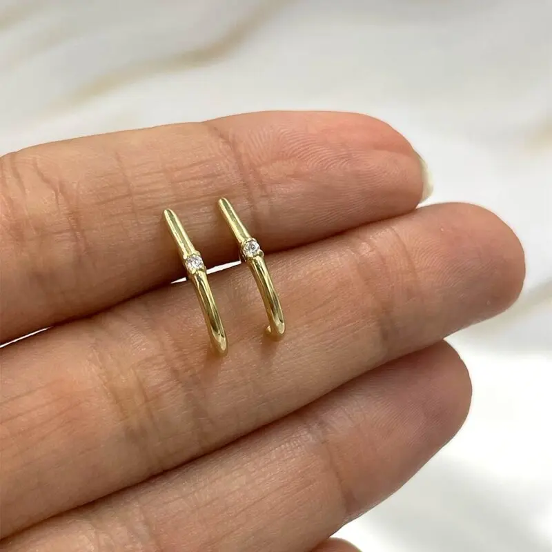 Aros de oro 18k con piedra brillante, look minimal y premium