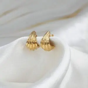 Aros Serena de oro 18k para mujer, diseño moderno de líneas curvas usado en la oreja.