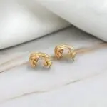 Aros de oro 18k para uso diario, modelo Serena con diseño curvo brillante.