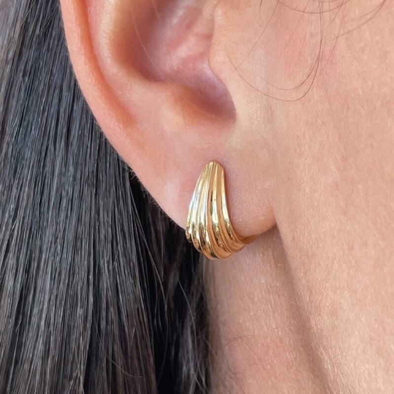 Aros macizos de oro 18k con diseño curvo, joya fina y elegante para mujer.