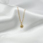 Conjunto de oro 18k con colgante corazón, joya romántica y atemporal.