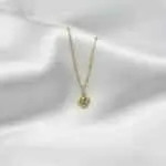 Conjunto de oro 18k con colgante corazón, joya romántica y atemporal.