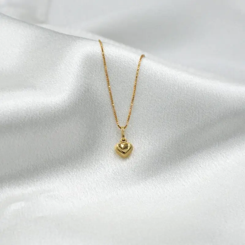 Conjunto de oro 18k con colgante corazón, joya romántica y atemporal.