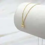 Conjunto de joyería fina en oro 18k con colgante corazón pequeño.