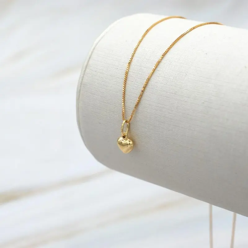 Conjunto de joyería fina en oro 18k con colgante corazón pequeño.