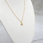 Conjunto de cadena y colgante corazón en oro 18k, joya delicada para uso diario.
