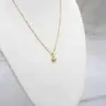 Conjunto de cadena y colgante corazón en oro 18k, joya delicada para uso diario.