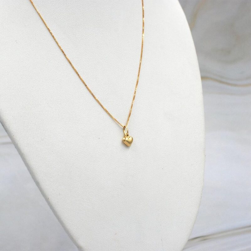 Conjunto de cadena y colgante corazón en oro 18k, joya delicada para uso diario.