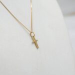 CON_CRUZCIRCONES2 onjunto de joyería fina en oro 18k con colgante cruz brillante.