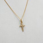 CON_CRUZCIRCONES3 Colgante de cruz en oro amarillo 18k con circones brillantes.