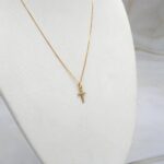 CON_CRUZCIRCONES4 Conjunto de cadena y colgante cruz en oro 18k, diseño femenino y luminoso.