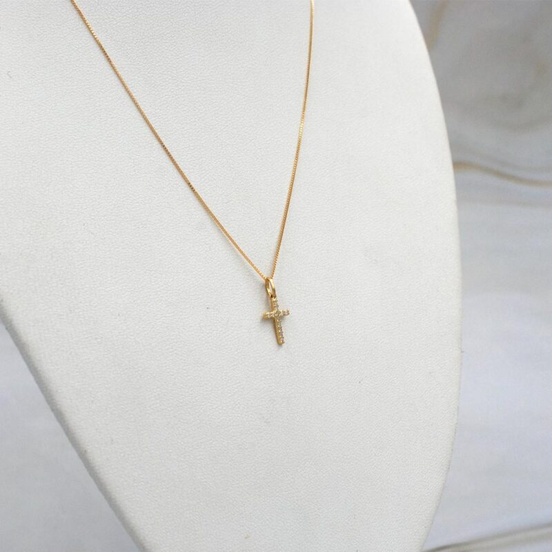 Conjunto de cadena y colgante cruz en oro 18k, diseño femenino y luminoso.