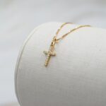 CON_CRUZCIRCONES5 Conjunto de cruz en oro 18k con circones, joya simbólica ideal para regalo.