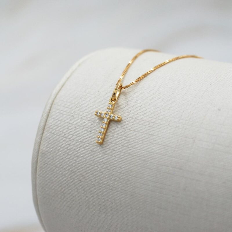 Conjunto de cruz en oro 18k con circones, joya simbólica ideal para regalo.